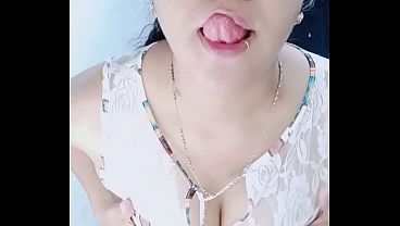Allisonvega Haciendo Streaptease Con Ropa Casual