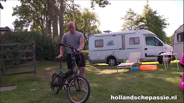 Michel Neukt Een Cougar Op De Camping