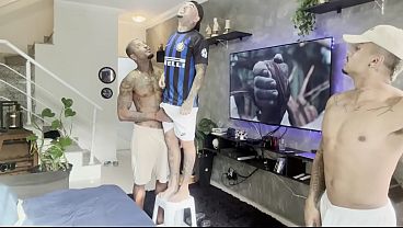 Hétero Veio Foi Ajudar Dois Amigos E Fudeo Na Casa Deles Sem Camisinha / Straight Came To Help Two Friends And Hammerred At Their House Without A Condom
