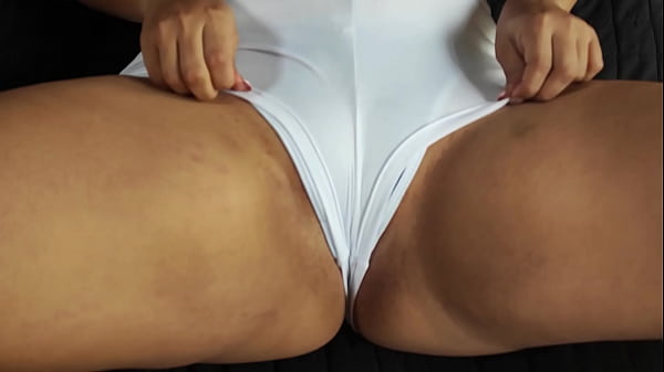 Sorprendo A Mi Madrastra Con Su Transparencia, Me Confianza Que Quiere Que Le Haga Un Masaje Vaginal