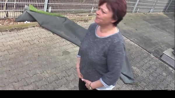 HAUSFRAU FICKEN - German Housewife Gets Full Spunk On Wobbly Breasts