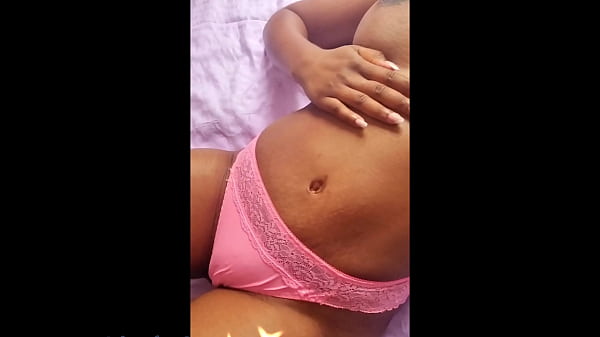 Une Femme Noire En Chaleur Se Caresse La Chatte