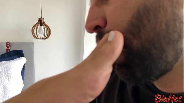 EU DEIXEI ELE CHUPAR MEUS PÉS COM A CONDIÇÃO DE ME DEIXAR MAMAR SUA PIROCA DOTADA E GANHAR LEITINHO