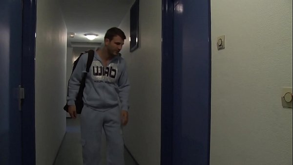 Une Mère De Famille, Se Fait Dilater Le Trou Du Cul Par Une Grosse Bite.