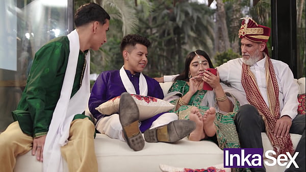 Chudai - Hermanastros Indios Se Aprovechan De Su Madrastra Y Se La Follan Delante De Su Marido.