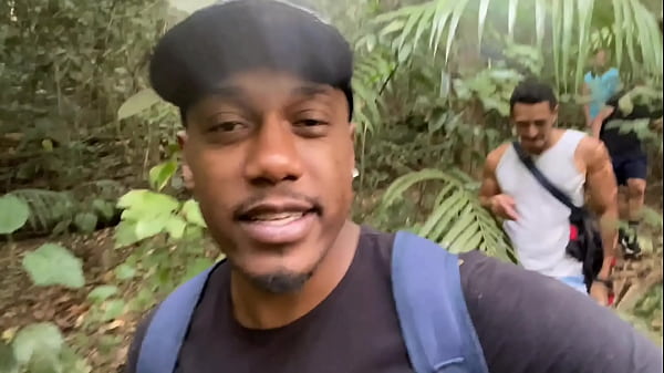 O NOVINHO ACEITOU DAR PARA 3 MACHOS NO PARQUE DA CIDADE.