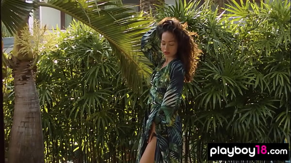 Dainty Filipina Chick Kit Rysha Presenting A Sultry Striptease Outdoor