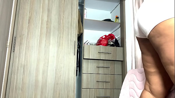CAMARA ESPIA A MI HERMANASTRA EN SHORT Y SE LE MARCA SU COÑO APRETADO (HUGE BOOTY, CAMELTOE)