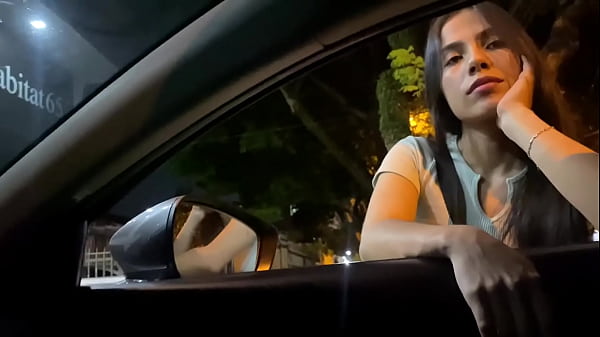 Un Extraño Se Acercó En El Carro Y Se Ofreció A Hacerme Una Mamada A Cambio De Dinero Y Estuve De Acuerdo Y Me Lo Tragué Todo - Mamada En El Coche