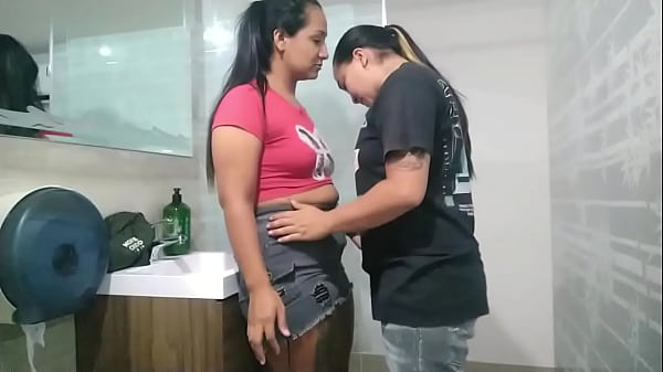 Antes De Encontrarme Con Mi Amante, La Lesbiana De Mi Amiga Me Enseña Unos Tips Y Termino Teniendo Sexo Lésbico Con Ella