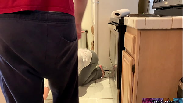 Stepmommy Is Lustful And Stuck In The Oven - Erin Electra