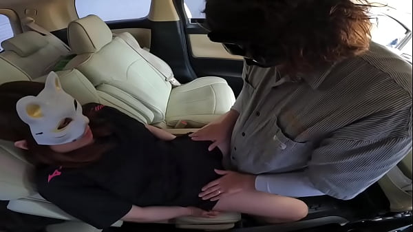 バレーボールの練習後に迎えに来た旦那の車の前でカーセックスし練習着の上から大量射精されう人妻