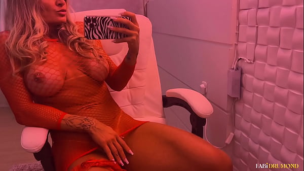 MOMMY Gostosa Se Veste De Vermelho E Esfrega Seu CLITÓRIS GRANDE Até GOZAR Na Cadeira – Fabi Drumond