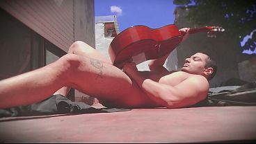 Huge Men - Muscular Studs - Outdoor - Alluring N1 - Frotando Sobre El Pene De 18 CM Una Guitarra Yamaha C80 Hecha En China