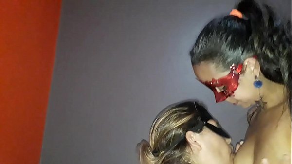 Esposa Kally Chupando A Buceta Da Nova Amiga Com Muito Tezao