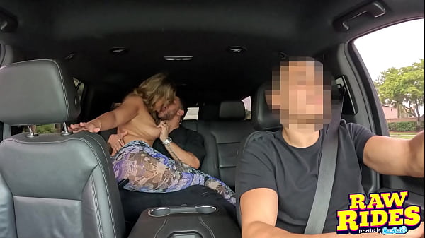 PAWG Aussie HOTWIFE Gets Screwed And Has A Gushing Climax In The Back Seat During Straddle Trade