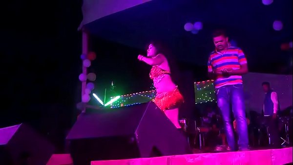 सेक्सी डांस करते वक़्त पसीने से तड़बतर