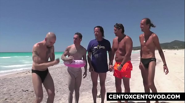 Group Pounding In Spiaggia! Che Culo Valentina CentoXCento