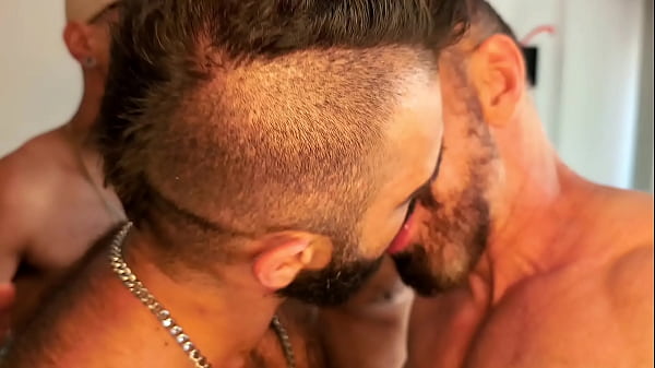 Eu E Meus Amigos Ativos Fodendo A Boceta Do Passivo Peludo Com Vontade