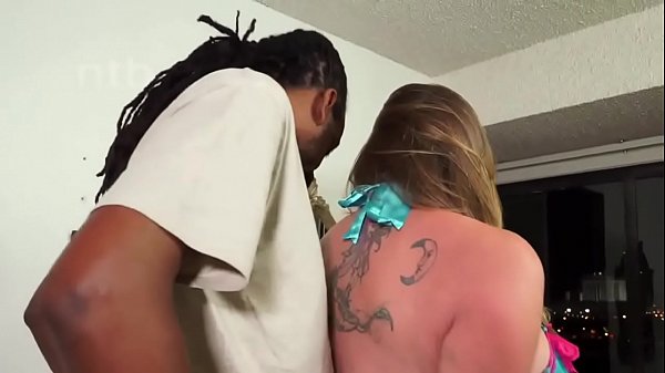Slink Andrews VS Smoking-hot Mom In The Laundry Room