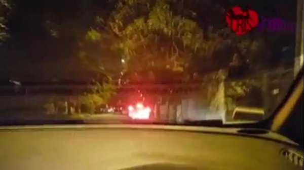 Cristina Almeida Em Público, Na Pracinha Com Um Desconhecido Dotado, A Camisinha Estourou De Tão Grosso Que Era O Cacete Do Safado, Corno Manso Filma Enquanto é Humilhado Por Ela.