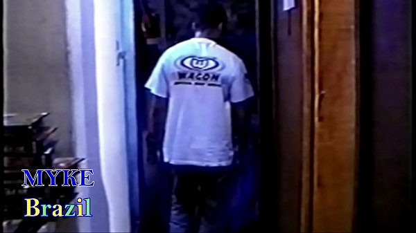 Dois Amigos Safados Vão A Loja Do Sexo Curtir Filmes Pornôs Nas Cabines Xavecam A Atendente E Acabam Fazendo Uma Fodelança No Salão Com Chupadas,Sexo Ass Play E DP