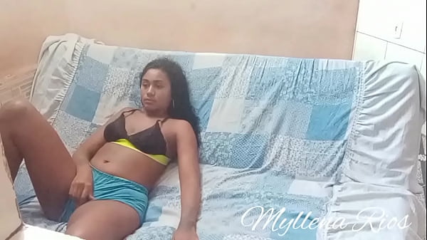 Fodendo A Safada No Sofa Depois Do Almoço Em Familia