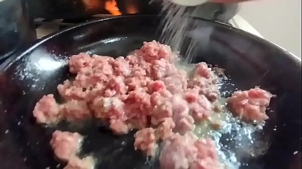 XXX VIDEO EN ESPANOL - MI MADRASTRA CALIENTE ME ESTA ENSEÑANDO COMO COCINAR ( Pero Ella Sabe Que Siempre Le He Tenido Ganas) ASI QUE VOY CONTENTO A COMERMELE EL COÑO