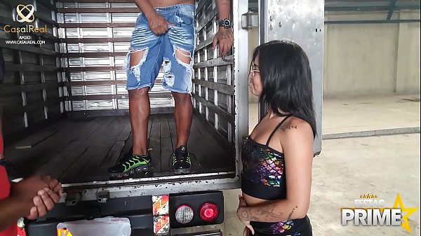 Filha Lunna Unscripted De Mudança Da Casa Dos Pais Faz Gangbang Com Ajudantes De Caminhão Alexswigrj E Bala Levado Dentro Do Baú