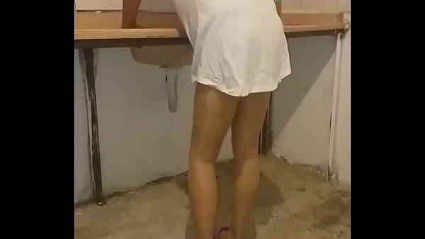 Eski Model Olgun Kadın Seksi çorabıyla Köy Evinde Temizlik Yapıyor
