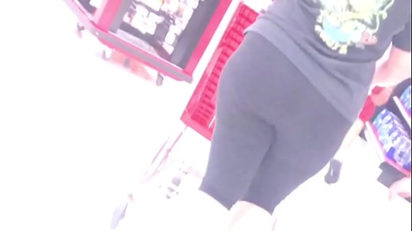 White Mommy Spandex Booty Candid 5
