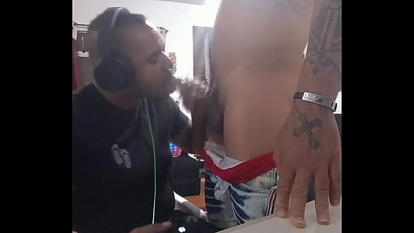 VÍDEO GAME E PIROCA - MAVAMBO DA FAVELA ME SEU PICA PRA MAMAR