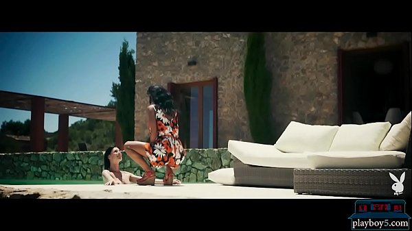 Smoking Lesbian Brunettes Outdoor Muff Diving To Climax
