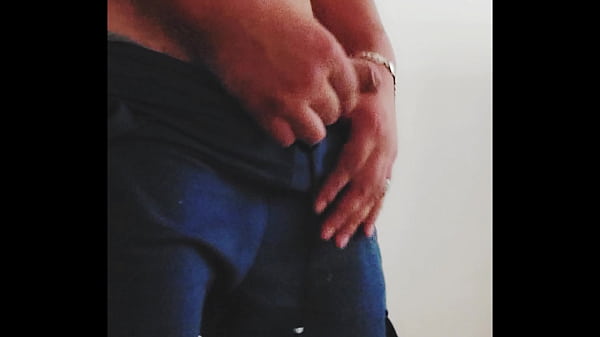 Hombre Tocandose En La Casa De La Tia
