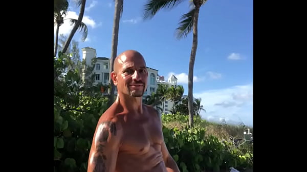 MAXXX LOADZ FLEXING AT BEACH