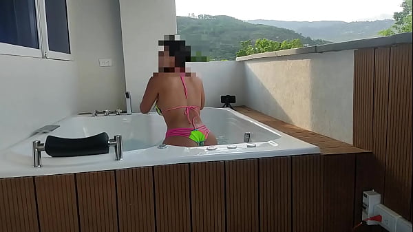 Mi Madrastra Puta Exibiendo Las Tetas En Publico En Jacuzzi Se Le Ve Su Culo Enorme (Busty Rack, Huge Booty, Bikini, Jacuzzi)