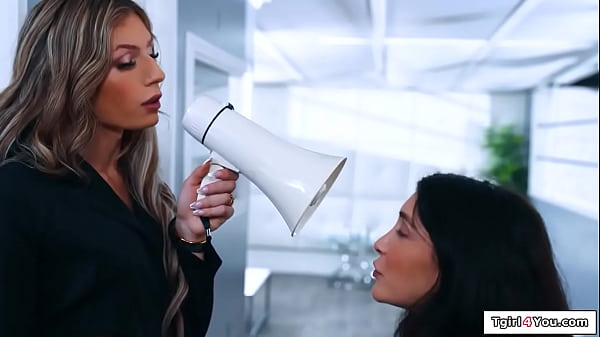 Trans Jade Venus Hammers Intern In Public