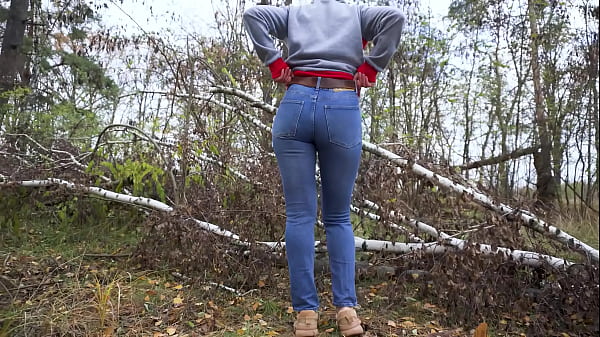 Cougar In Snug Blue Jeans Tease Her Huge Booty Outdoors