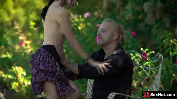 Aylssa Bounty Behind Fucked By Dude Outdoors