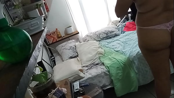 Hotwife Madurita Haciendo Limpieza En Su Cuarto 1