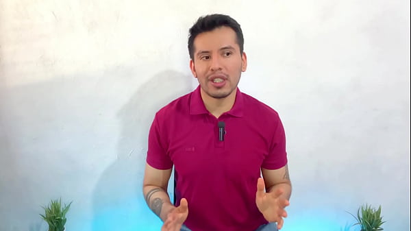 Piloto Dotado Musculoso Y Joven Aeromozo Le Hacen Un Dos Romano A Un Pasajero Maduro Culon A Pelo!