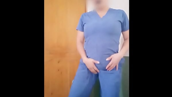 Enfermera Con Calentura Es La Nueva Sensacion Del Hospital!! Se Toca Las Tetas Para Seducir A Sus Seguidores De Redes Sociales. Es La Mas Sucia Del Consultorio Medico. Porno