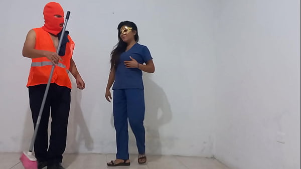 PORNO DE ENFERMERAS!! EL HOSPITAL TIENE A UNA ENFERMERA MUY CALIENTE. ELLA SE ANDA FOLLANDO CHUPANDO POLLAS DEL PERSONAL MASCULINO DE LIMPIEZA. PORNO LEGIT ESPECIAL DE ENFERMERA
