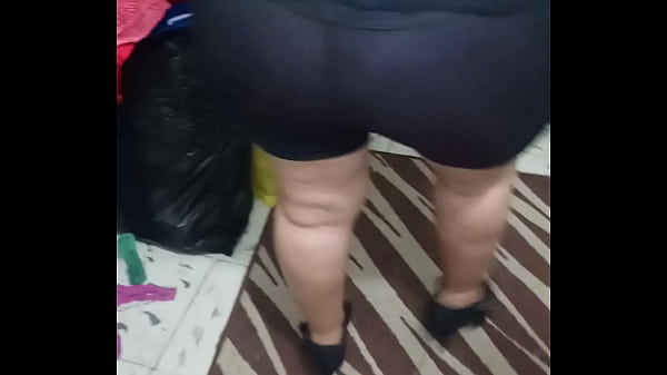 Señora Nalgona En Licra Brillosa