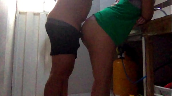 Mi Hermanastra Estaba Friendo Tostones En Calzon No Me Pude Resistir Al Ver Ese Enorme Culo , Le Puntie El Culo Bien Rico Y La Puse A Mamar Me Chupo Tan Rico La Verga Que No Pude