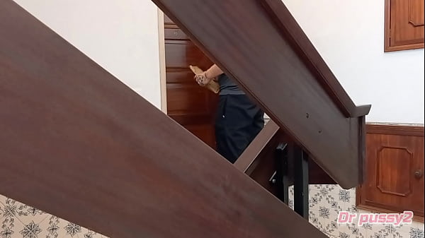 DR HONEYPOT2 - Entregador Mete Sem Camisa Na Angolana Casada Que Nao Tinha Dinheiro Para Pagar A Encomenda E Aceita Ser Bem Fodida Para Recompensar O Valor Em Falta ( Video