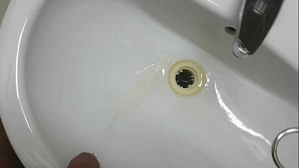 Un Pipi Dans Un Lavabo D Un Wc Public