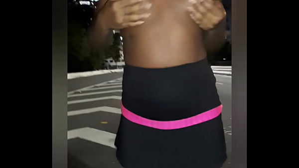 Gostosa Tirando A Roupa No Meio Da Rua