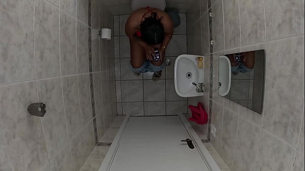 Foi No Banheiro Esqueceu De Trancar A Porta Amigo Entrou E Meteu A Rola Nela