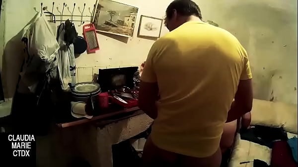 Pareja Se Graba Con El Movil Mientras él Le Practica Sexo Oral. Comida De Coño A La Gorda